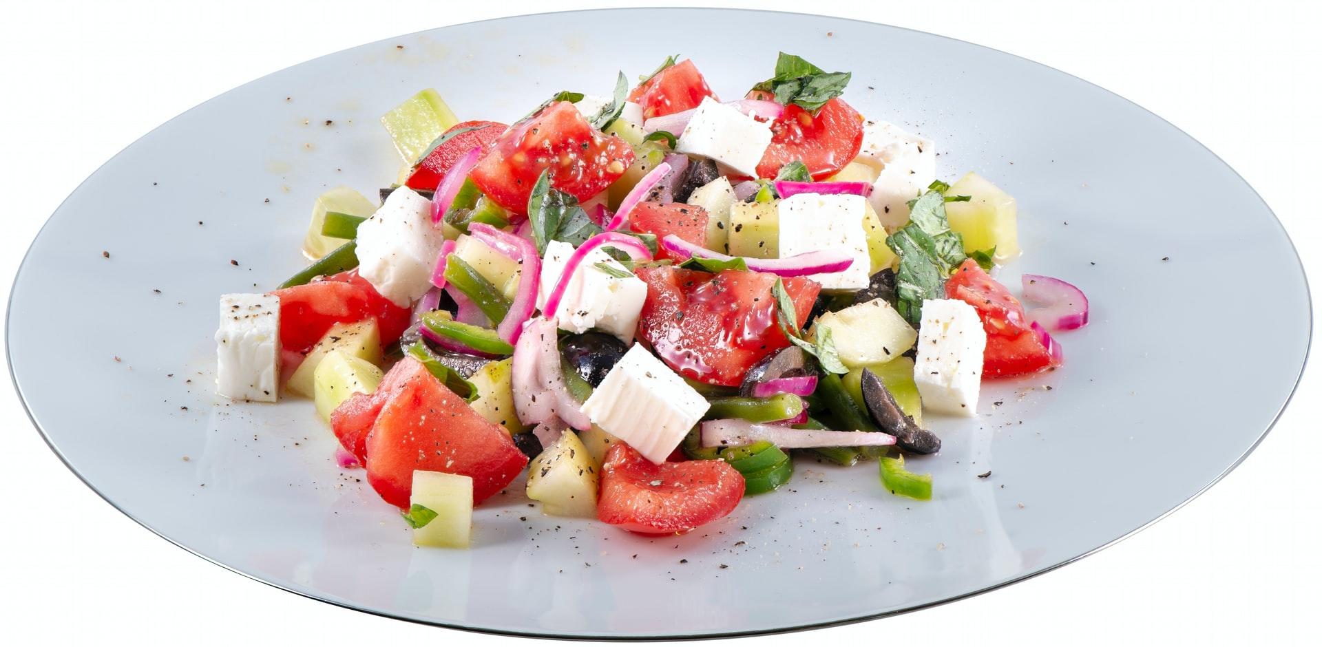 salade grecque dans assiette