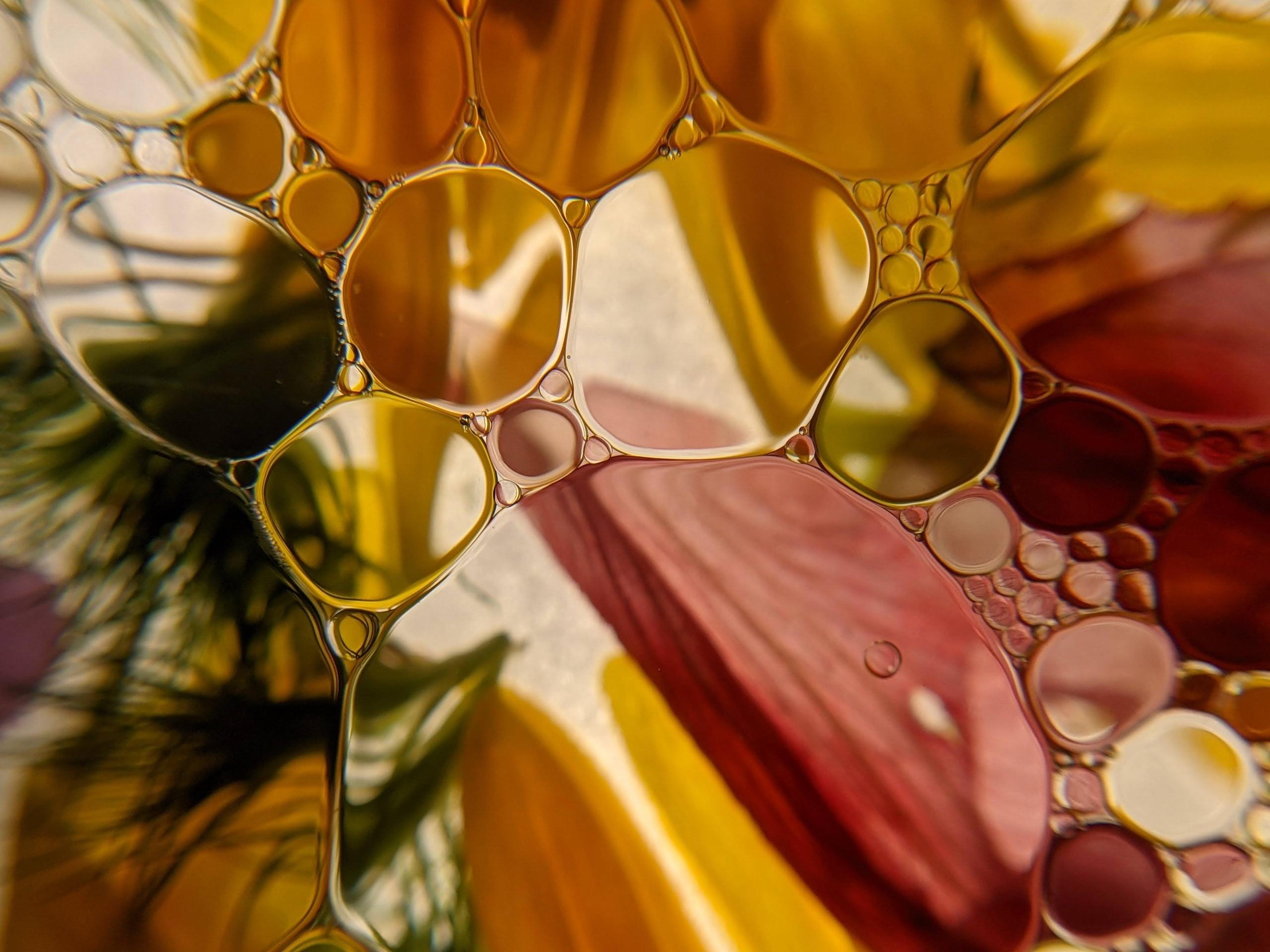 mélange d'huile et eau sur fond de fleurs