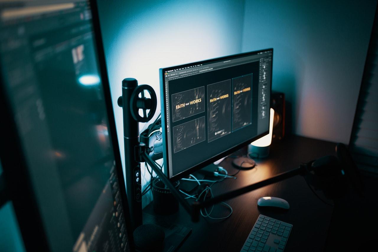 bureau avec un magnifique équipement informatique