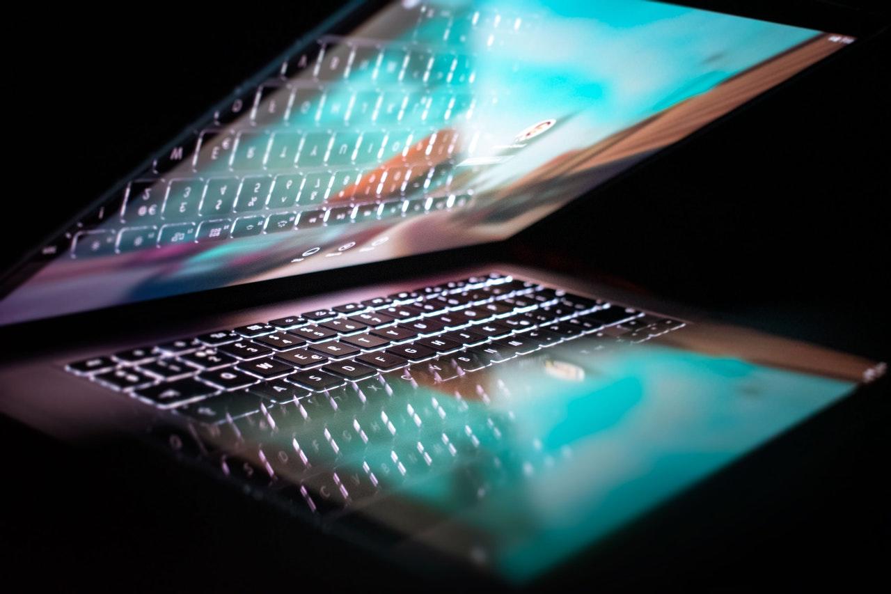 laptop montrant un ciel bleu trop classe