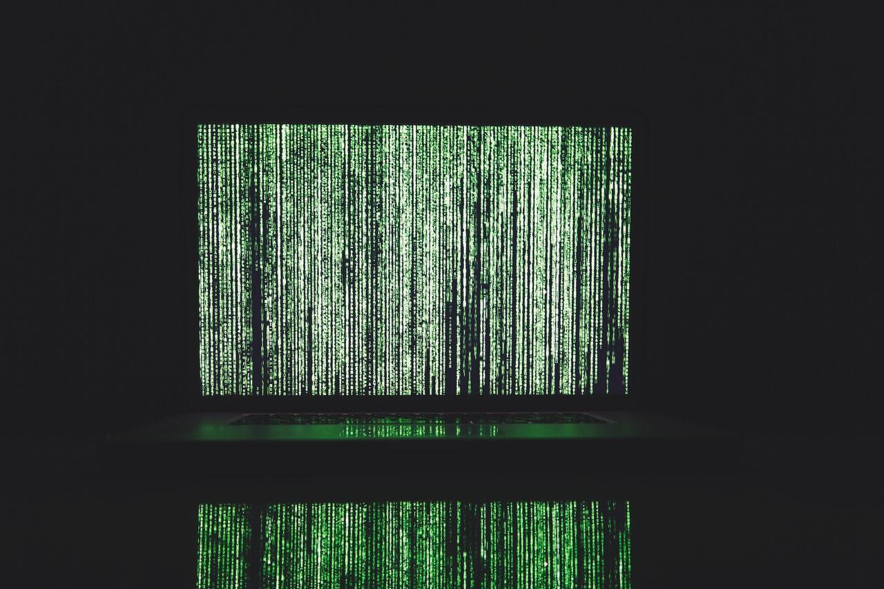 Language informatique en vert sur un écran