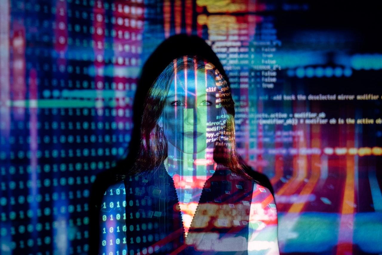 Jeune femme comme robotisée au travers de l'informatique