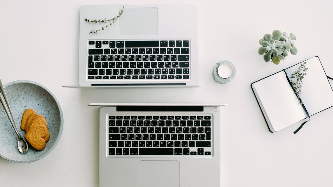 deux laptop Apple dans un cadre épuré