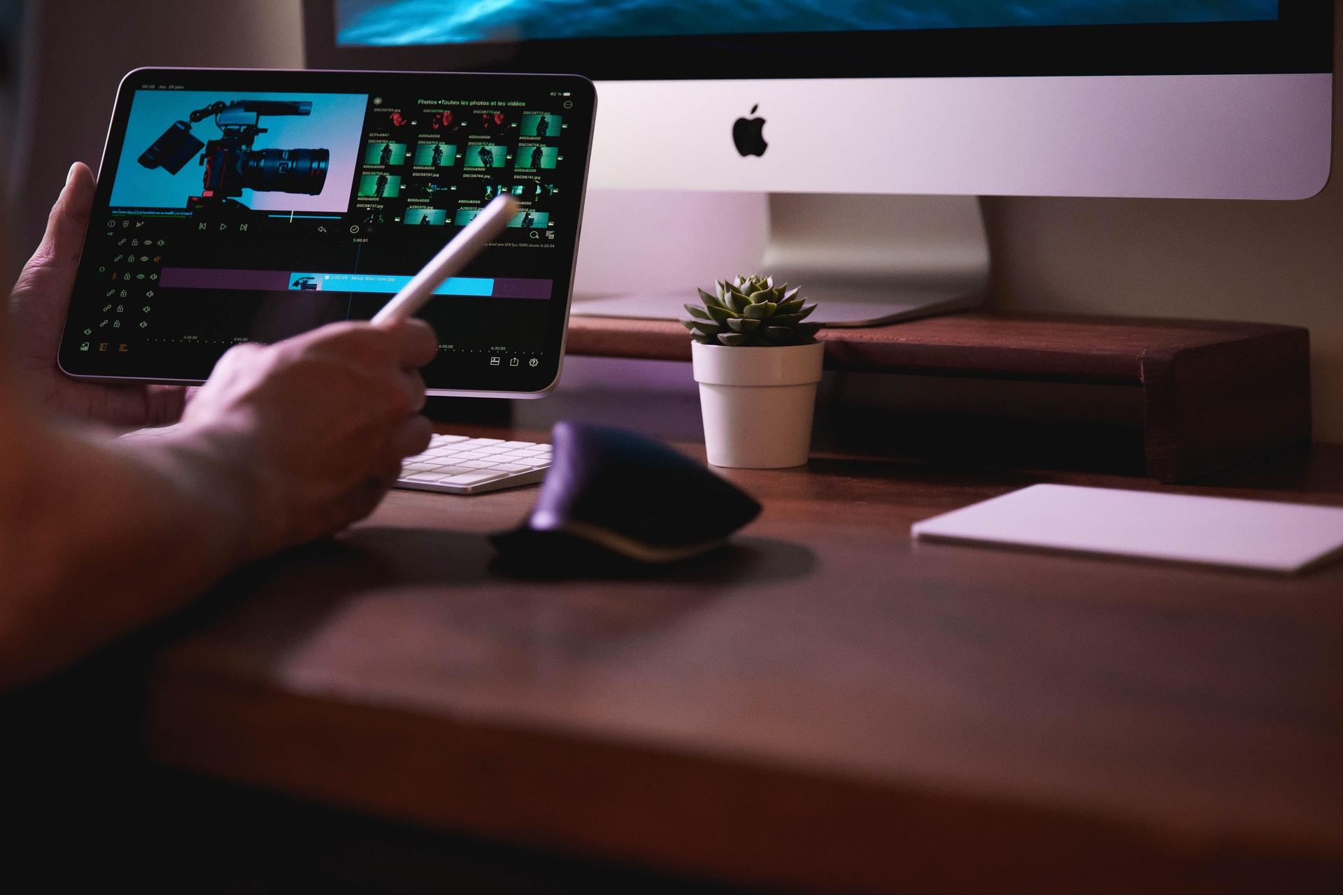 bureau avec ordinateur et tablette