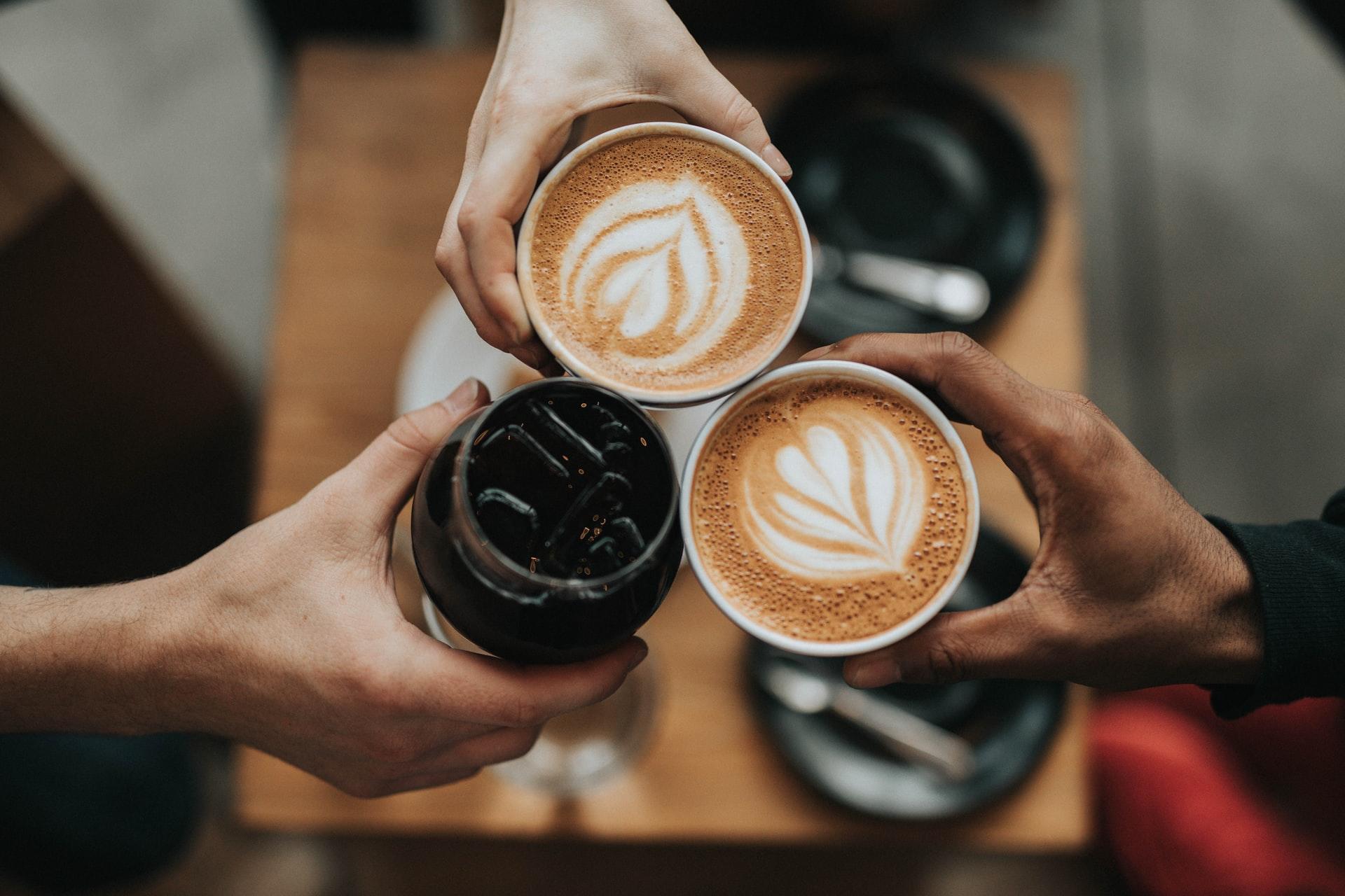 cafés à une table