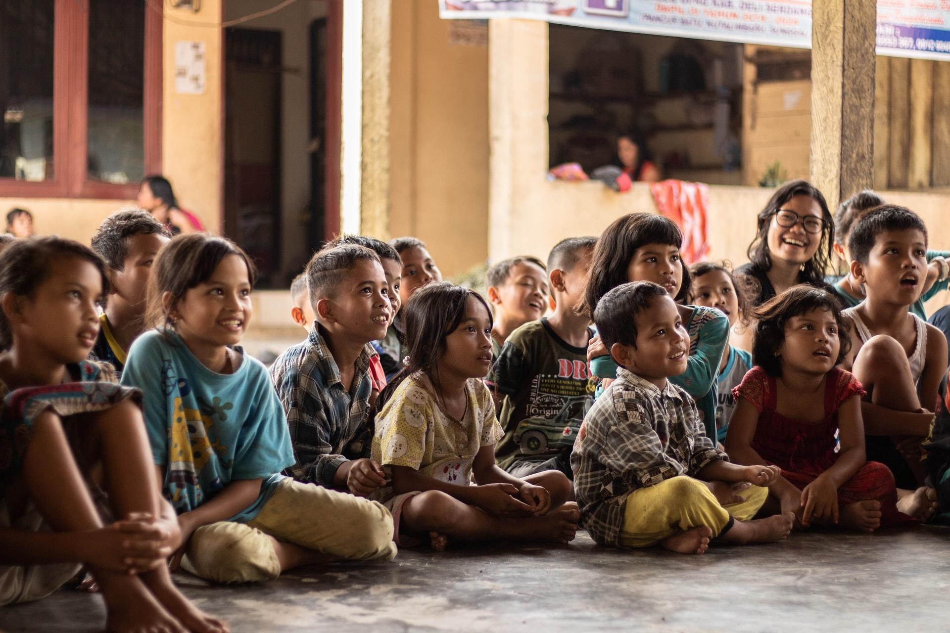 enfants en salle de classe