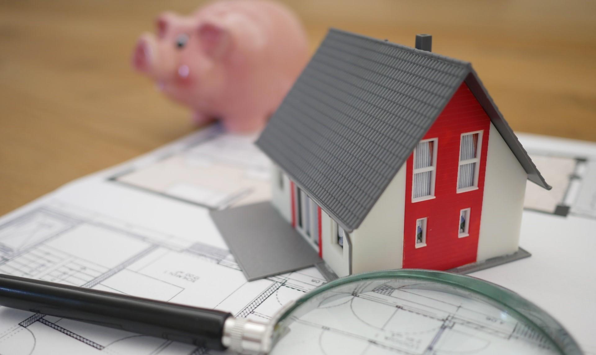 maison avec loupe pour budget financier