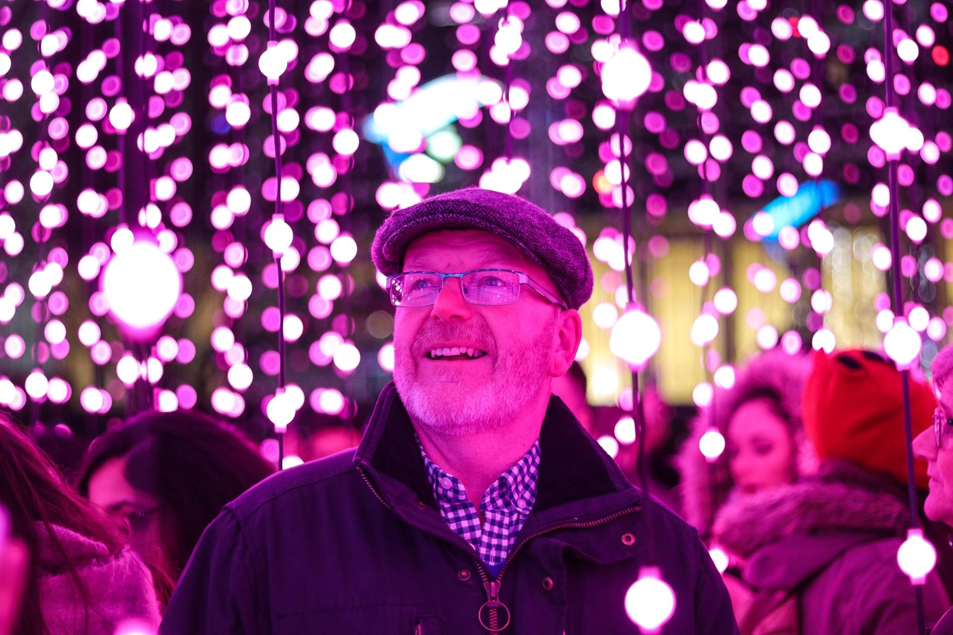 homme age dans une fete lumineuse