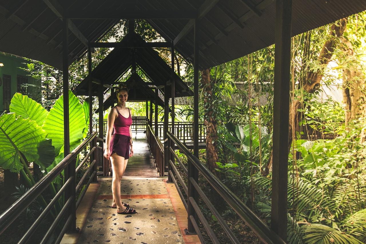 jeune femme en short sur un pont dans la foret