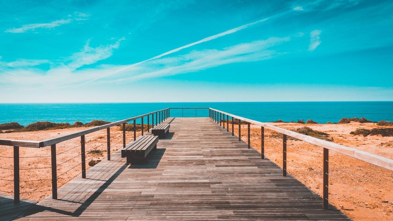 ponton en bois donnant sur la mer portugaise
