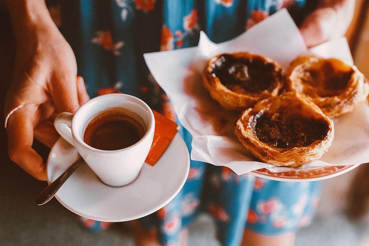 café accompagné de gateaux portugais