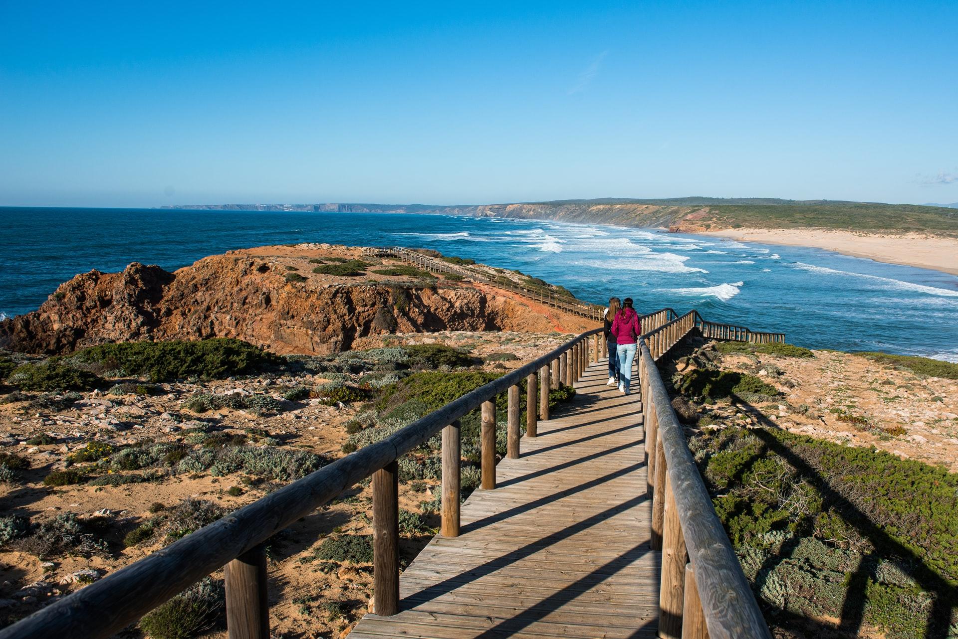 paysage du Portugal, ponton donnant lieu à la mer