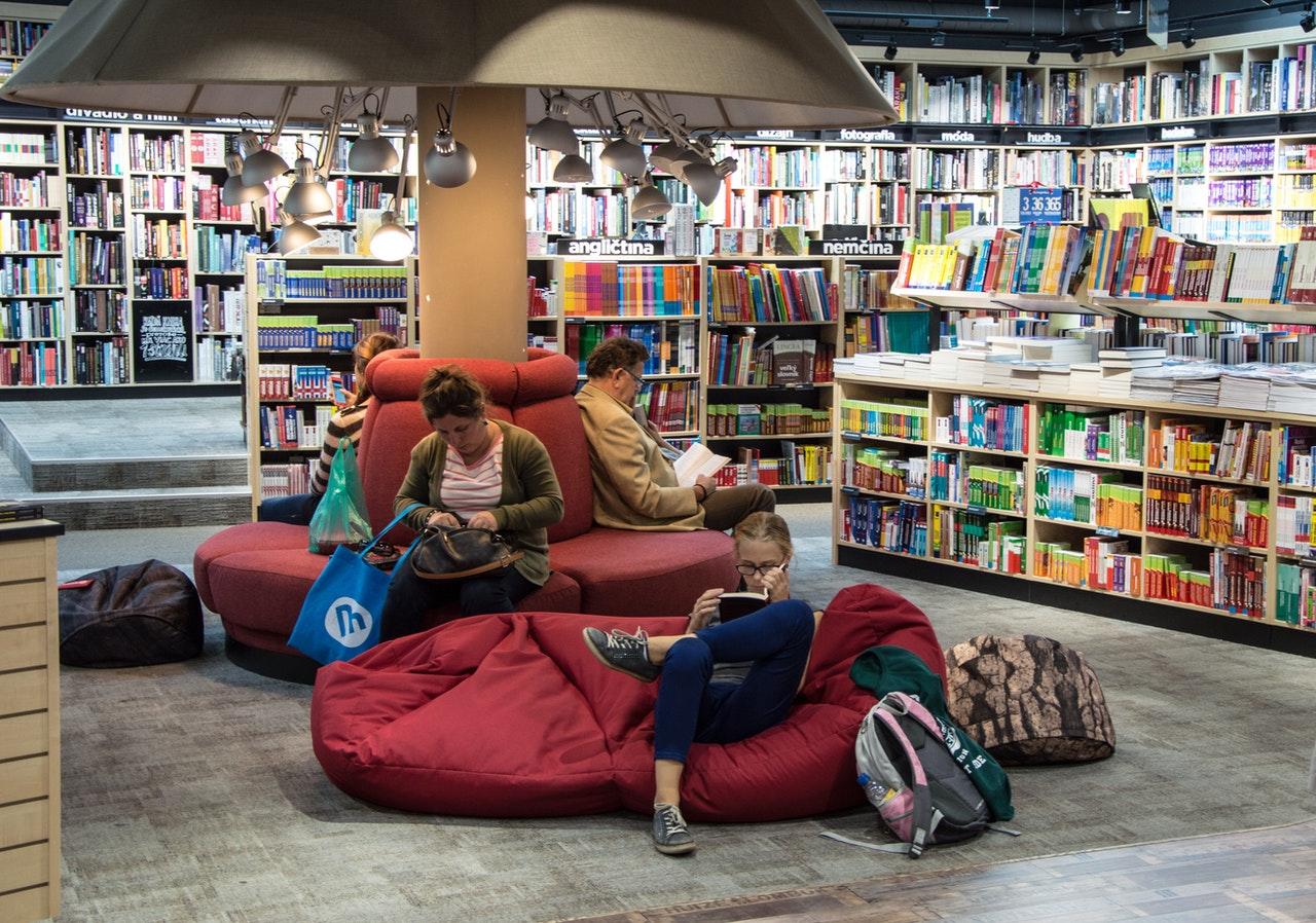 Utilisateurs de la bibliotheque installes sur des poufs