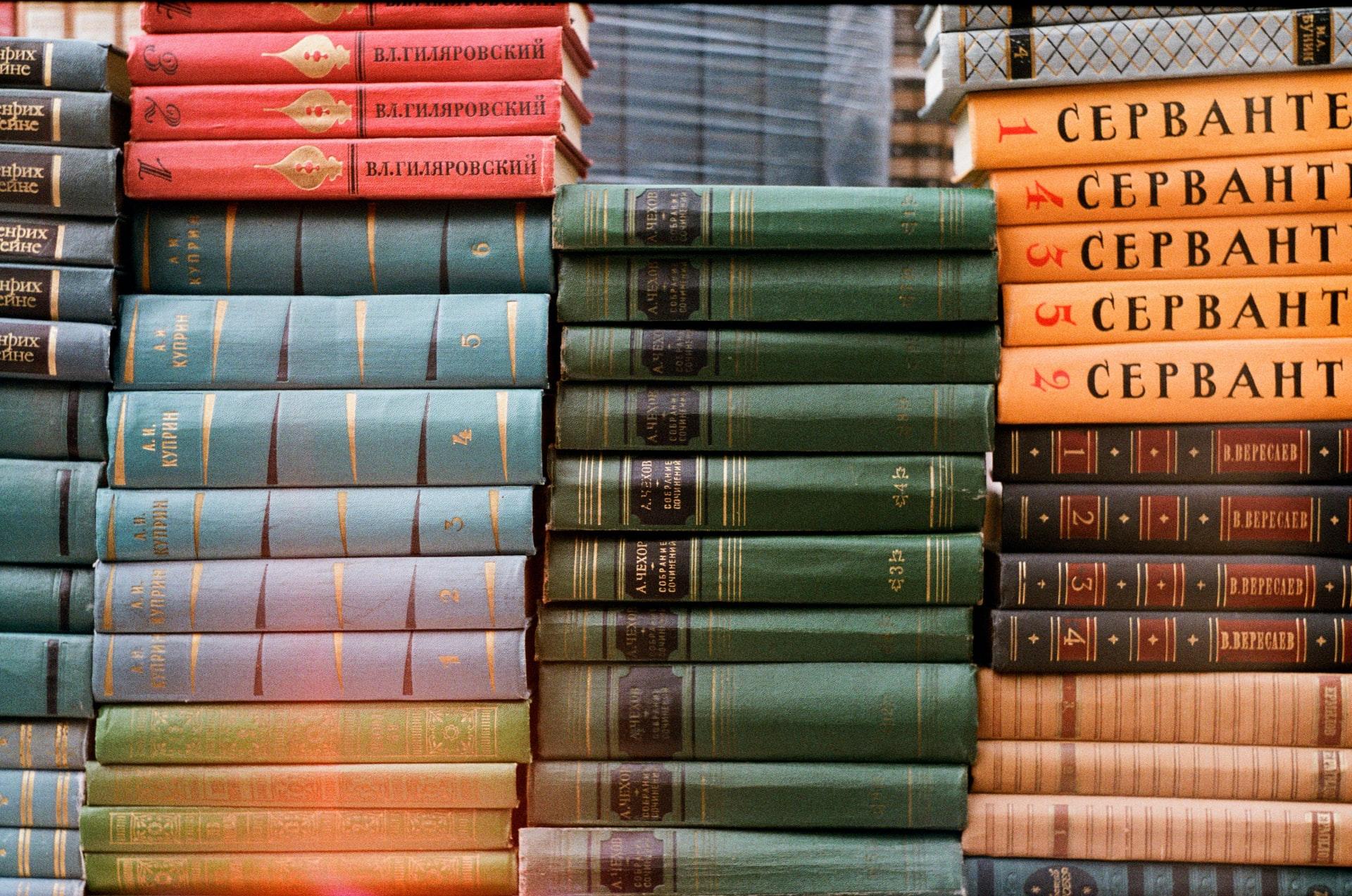 piles de livres en langue russe