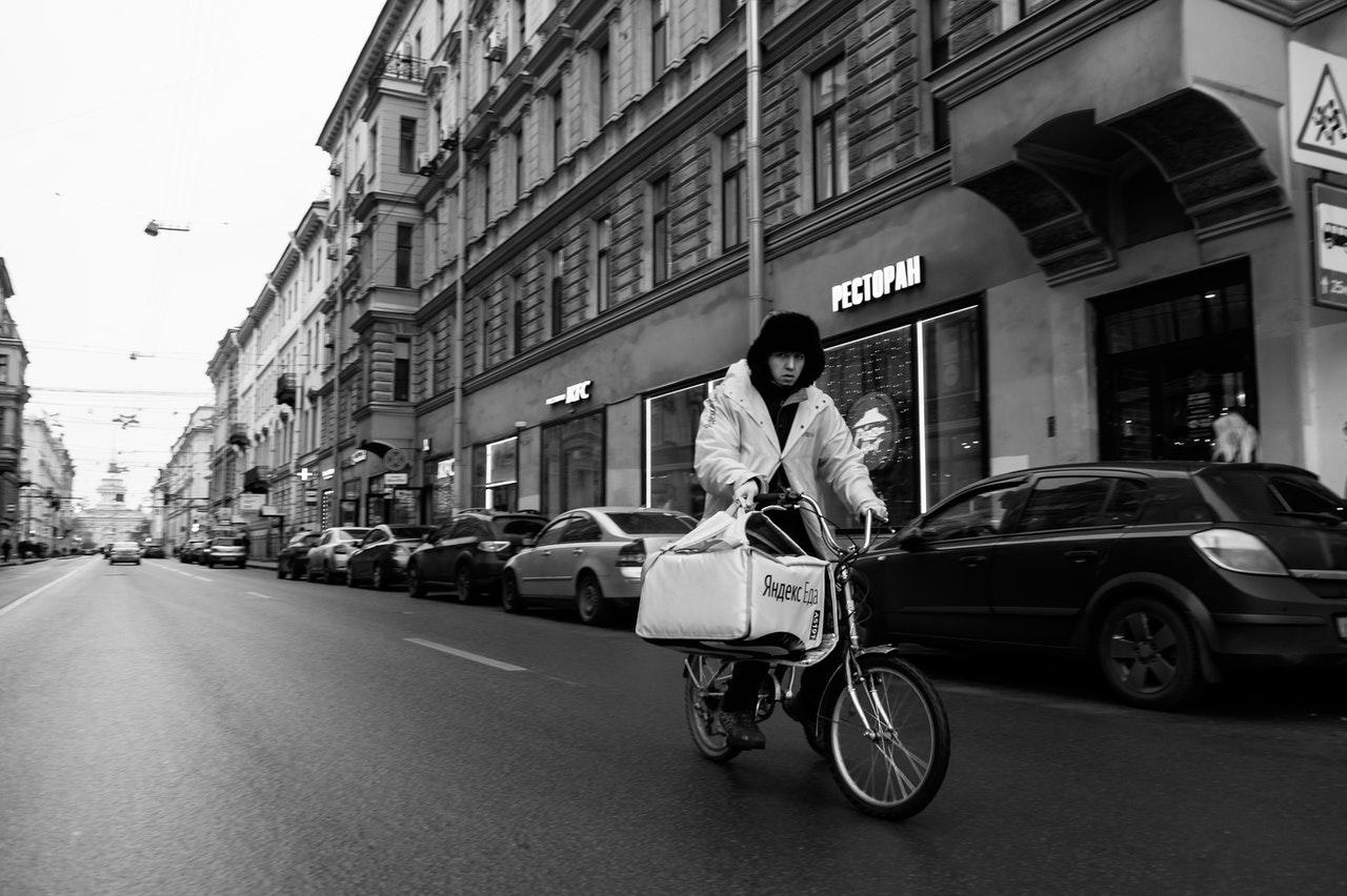 image en noir et blanc d une rue en russie