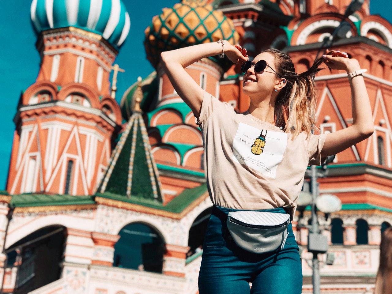 jeune touriste devant l'un des plus célèbres monuments de Russie