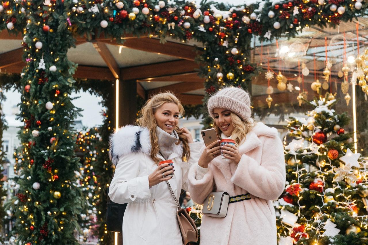 Deux jeunes femmes russes à noel
