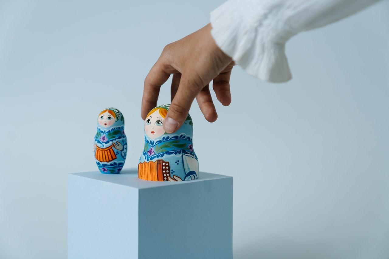 main jouant avec des poupees russes bleues