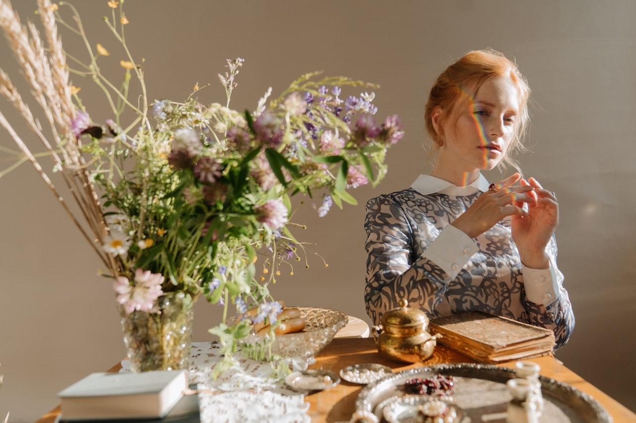jeune femme rousse prenant le the avec un bon bouquin