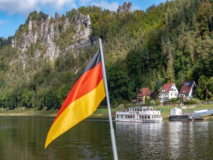 drapeau allemand sur l'eau avec en arrière-fond un beau paysage