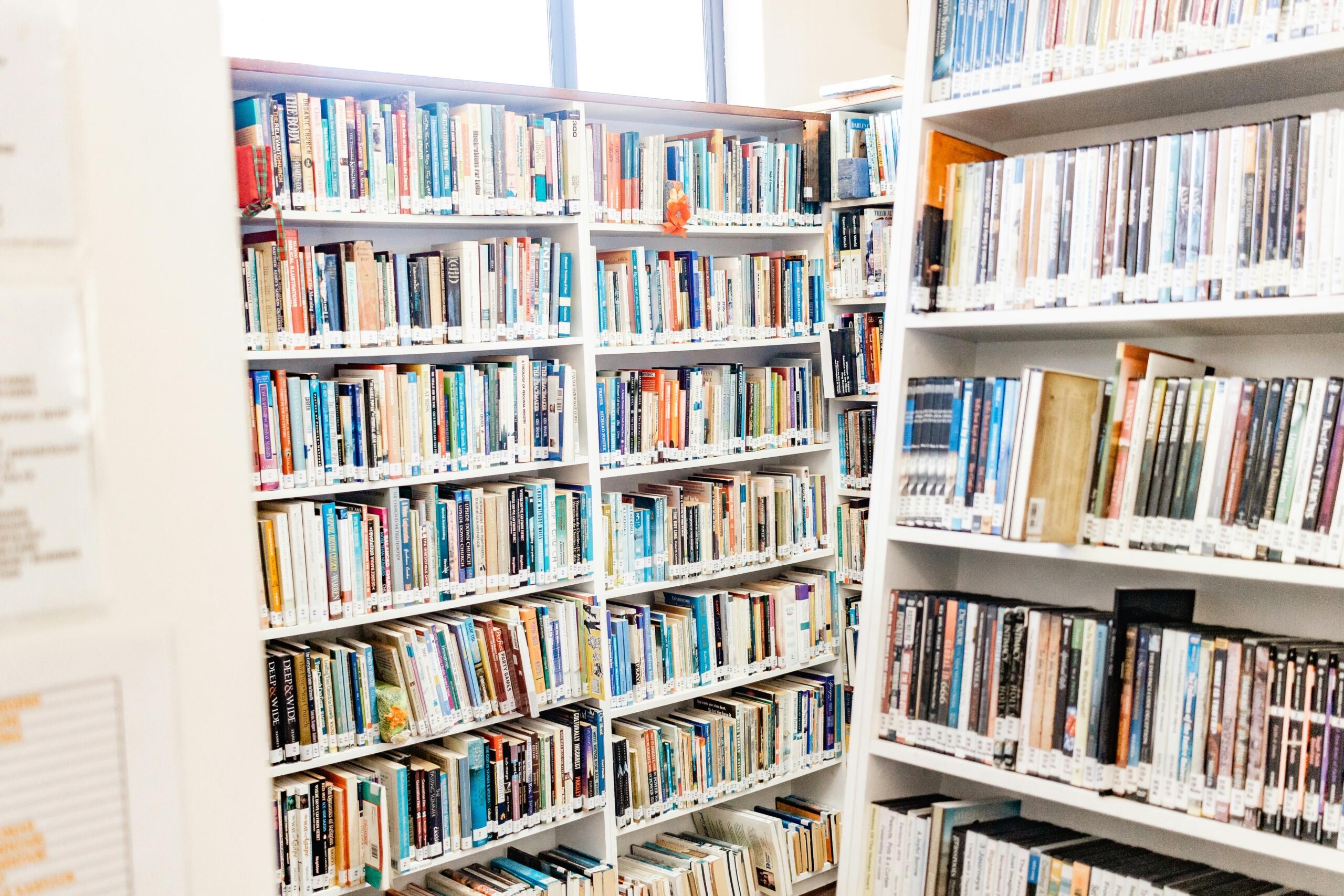 grāmatu plaukti bibliotēkā