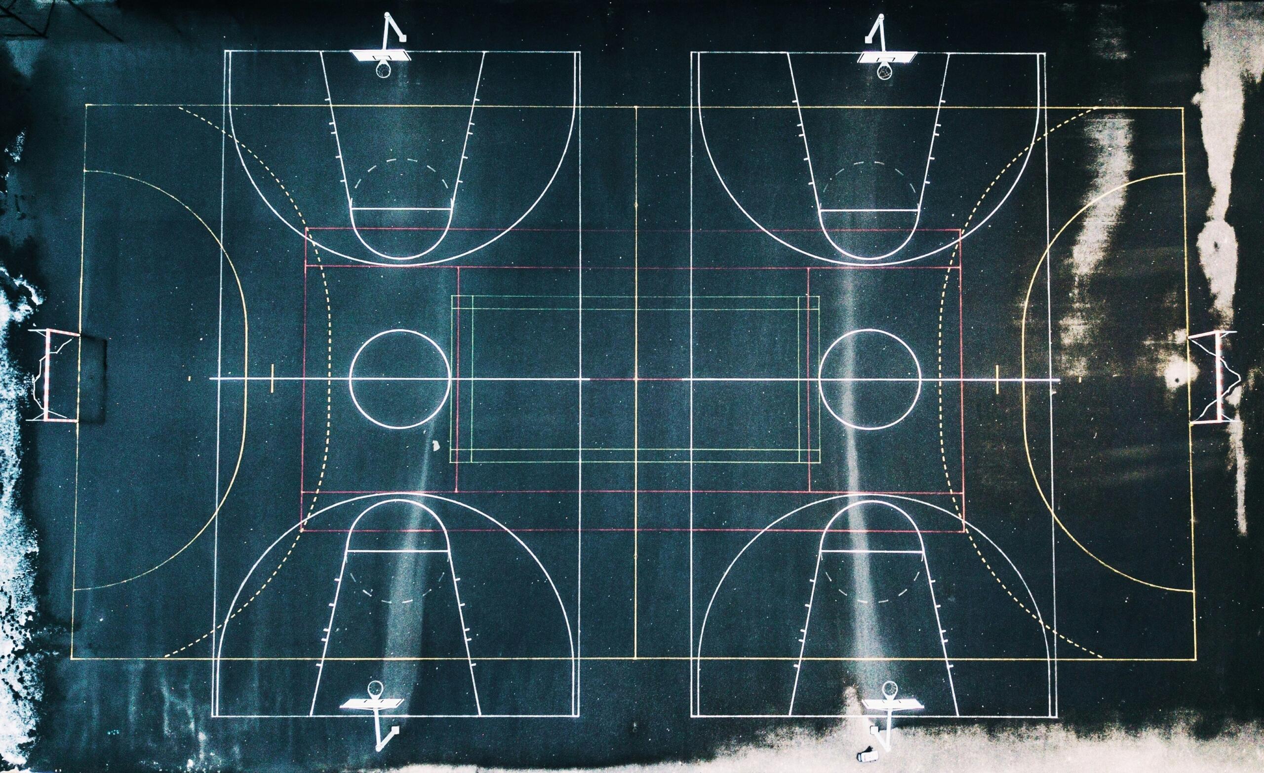 basketbola laukumi no augšpuses skatoties ar ģeometrisku līniju sadalījumiem