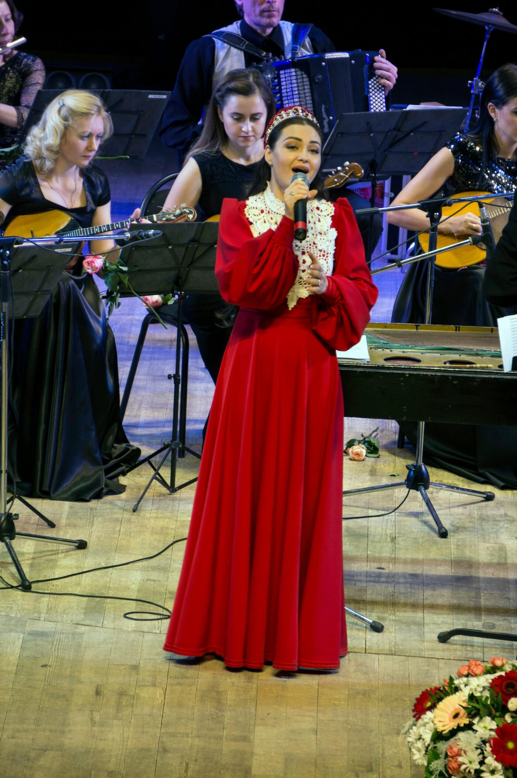 Krievu tautas instrumentu orķestris. Orķestra soliste.