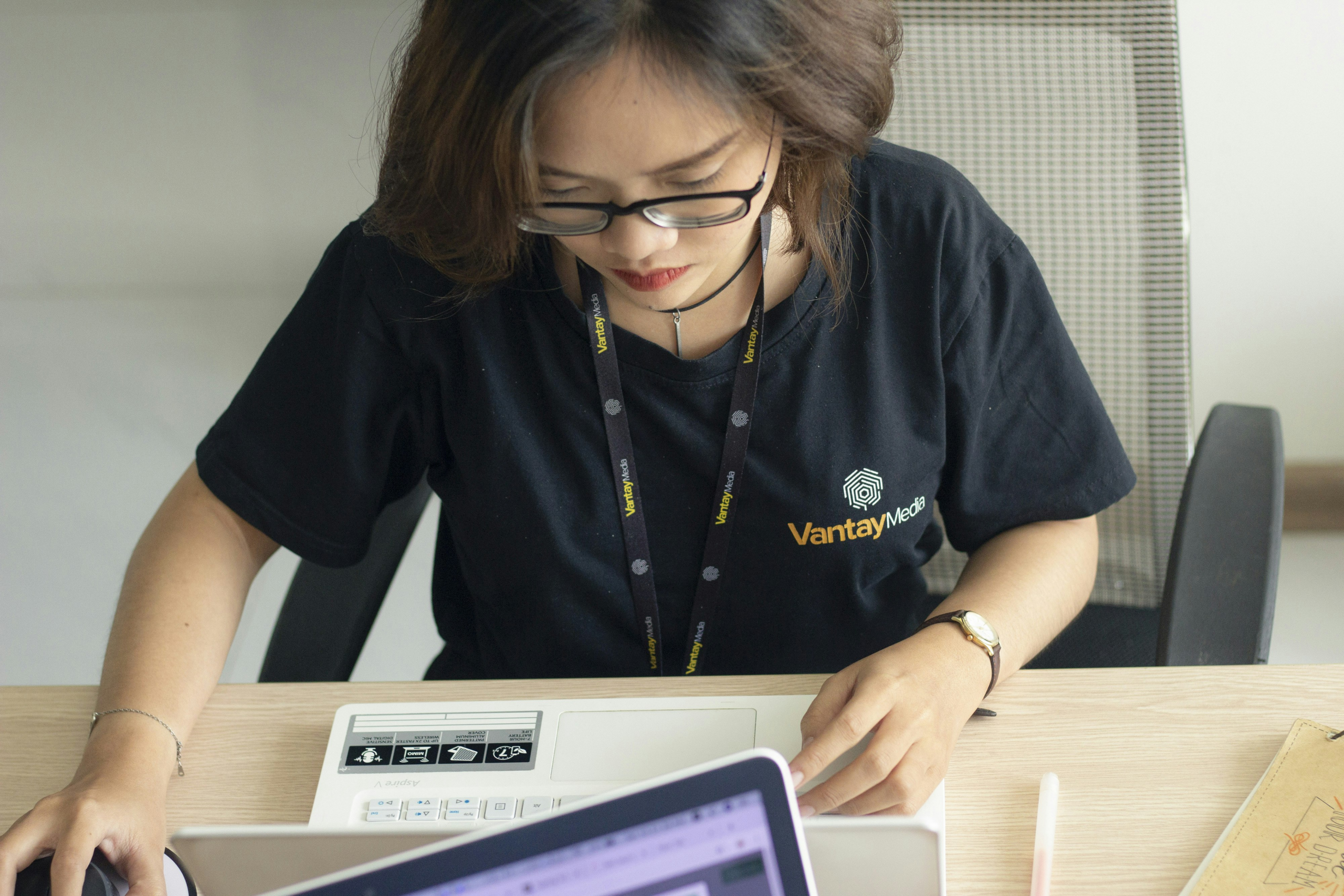 studente mācās pie datora