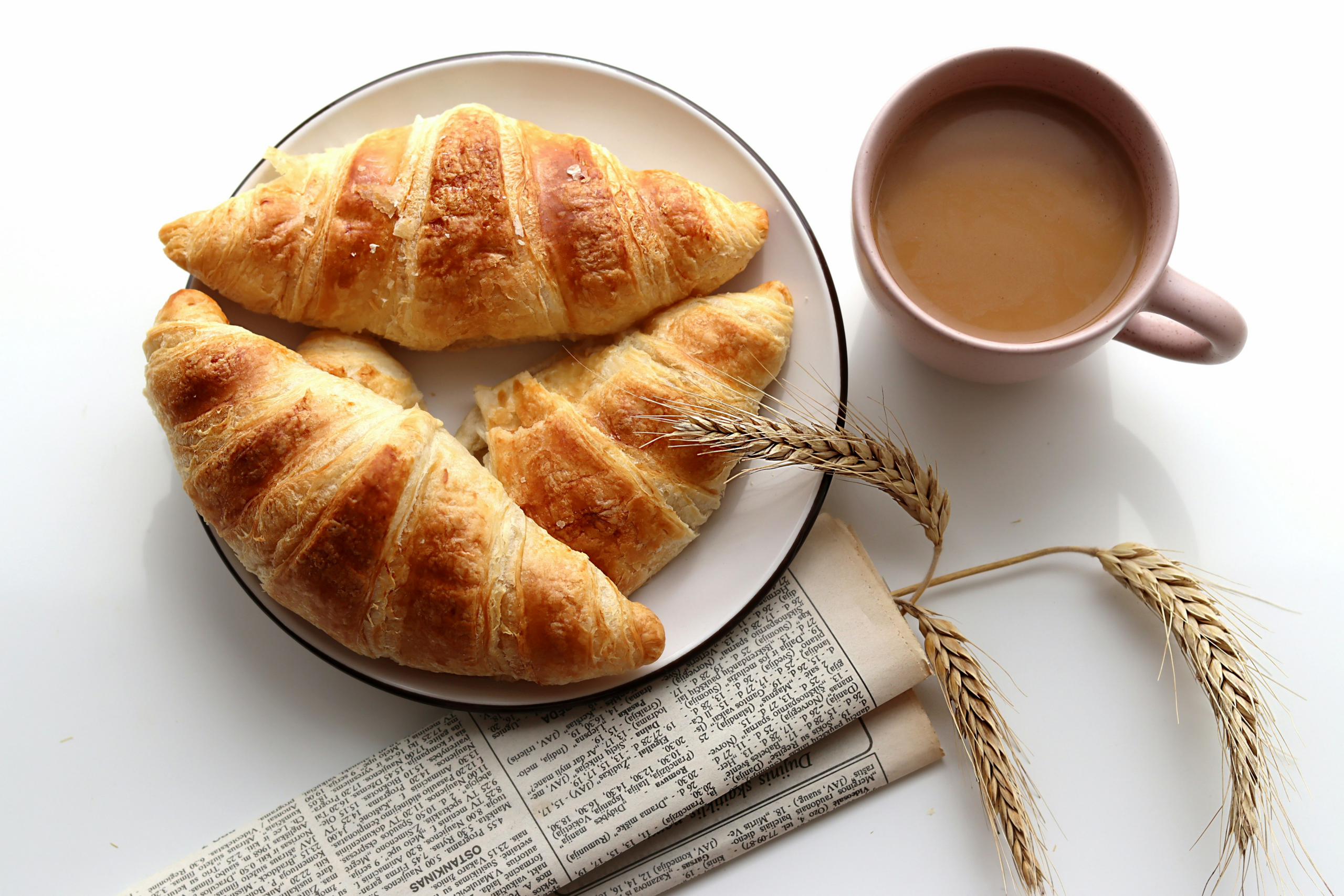 Kruasāni un kafija.