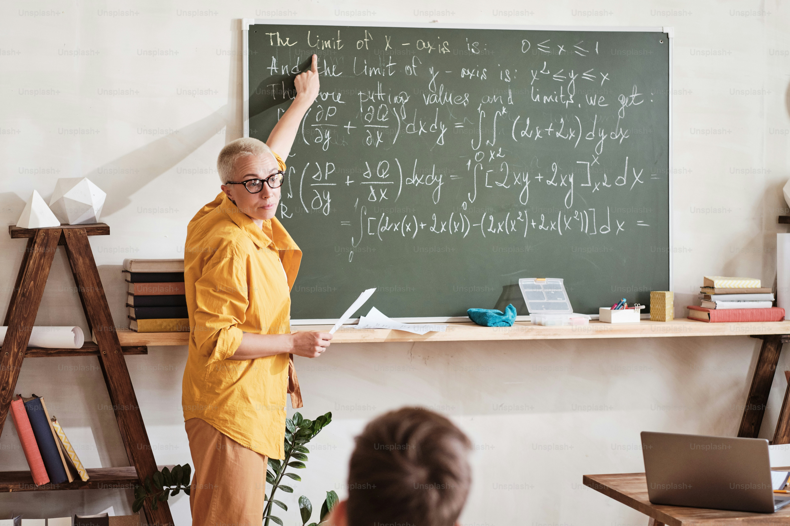skolotāja pie tāfeles māca algebras formulas