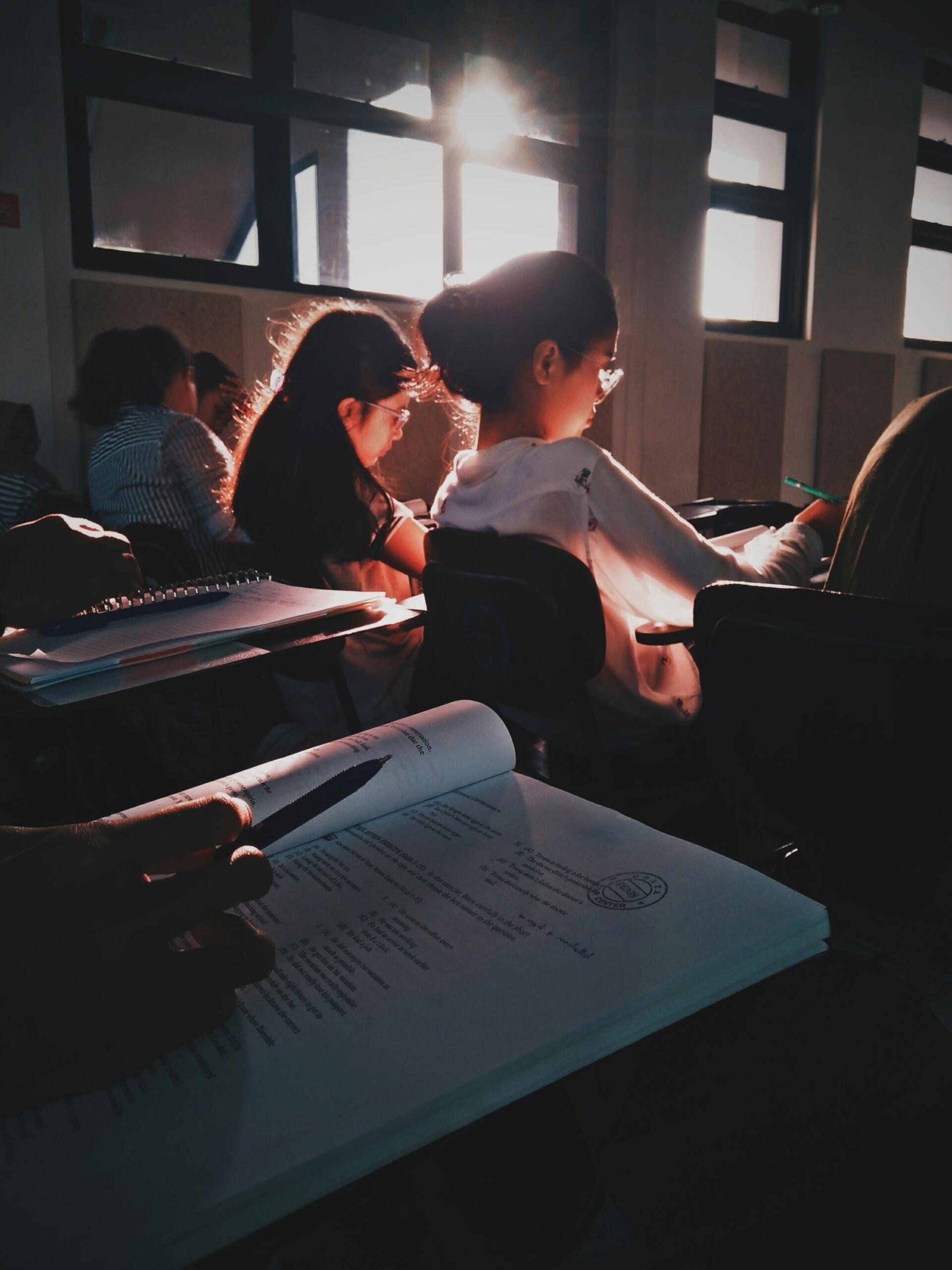 Studenti klasē, kas strādā pie saviem uzdevumiem.