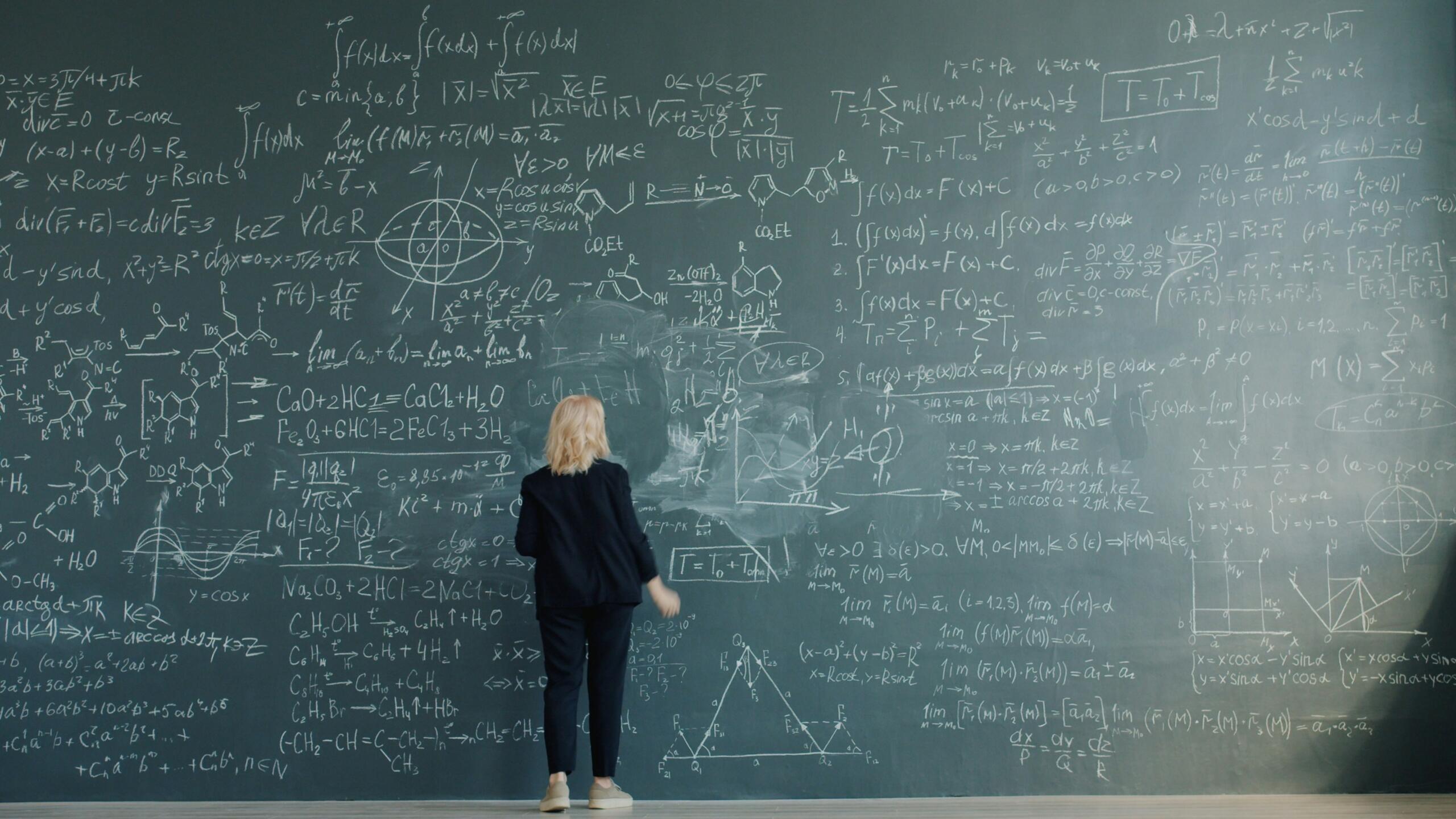 jauna sieviete pie matematikas tāfeles