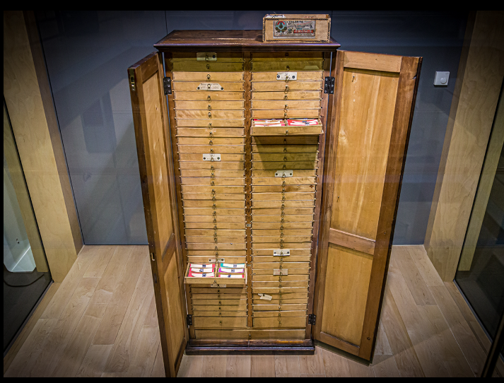 dainu skapis vitrīnā