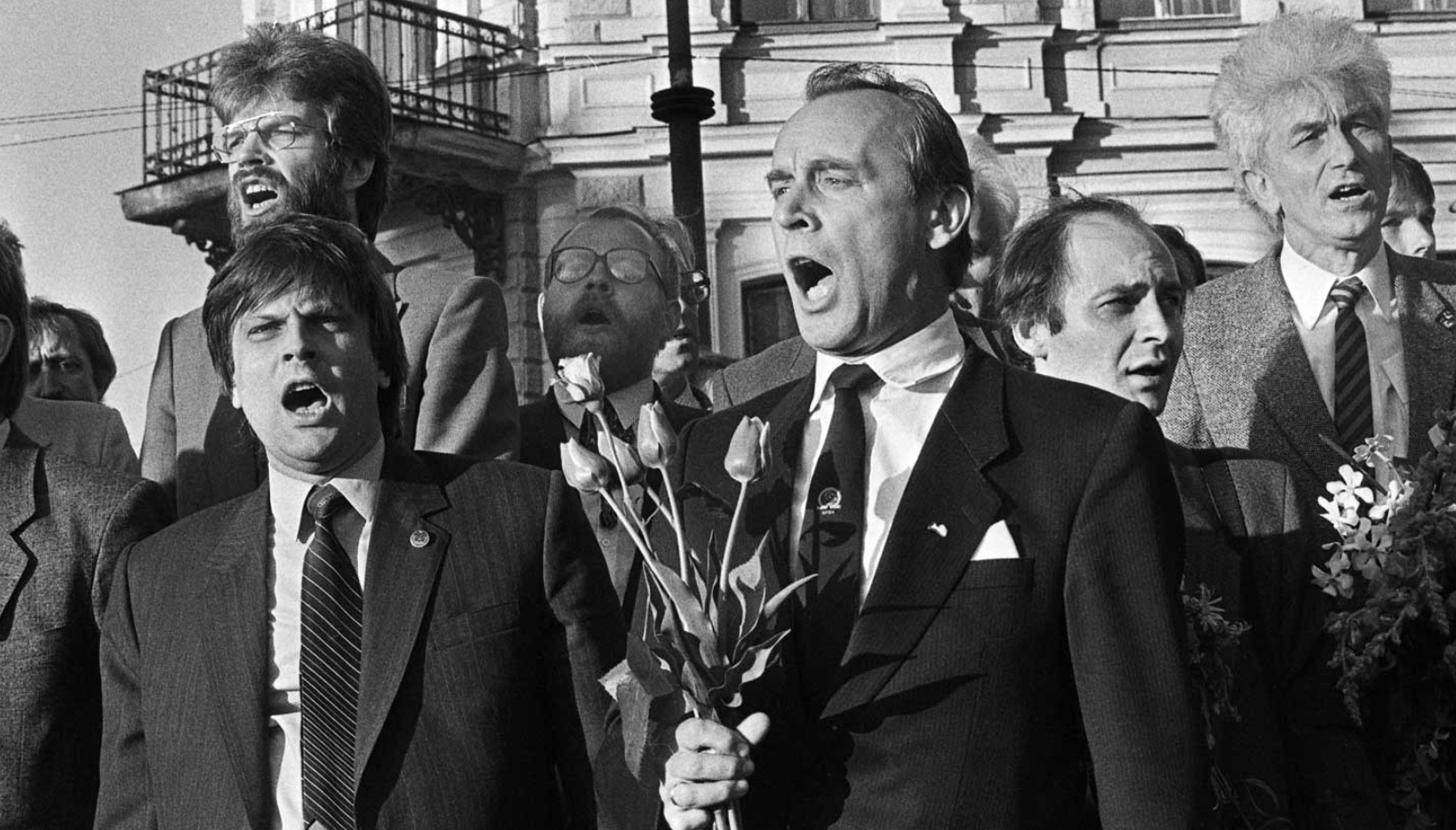 manifestācija dalībnieki dzied pēc neatkarības deklarācijas pieņemšanas