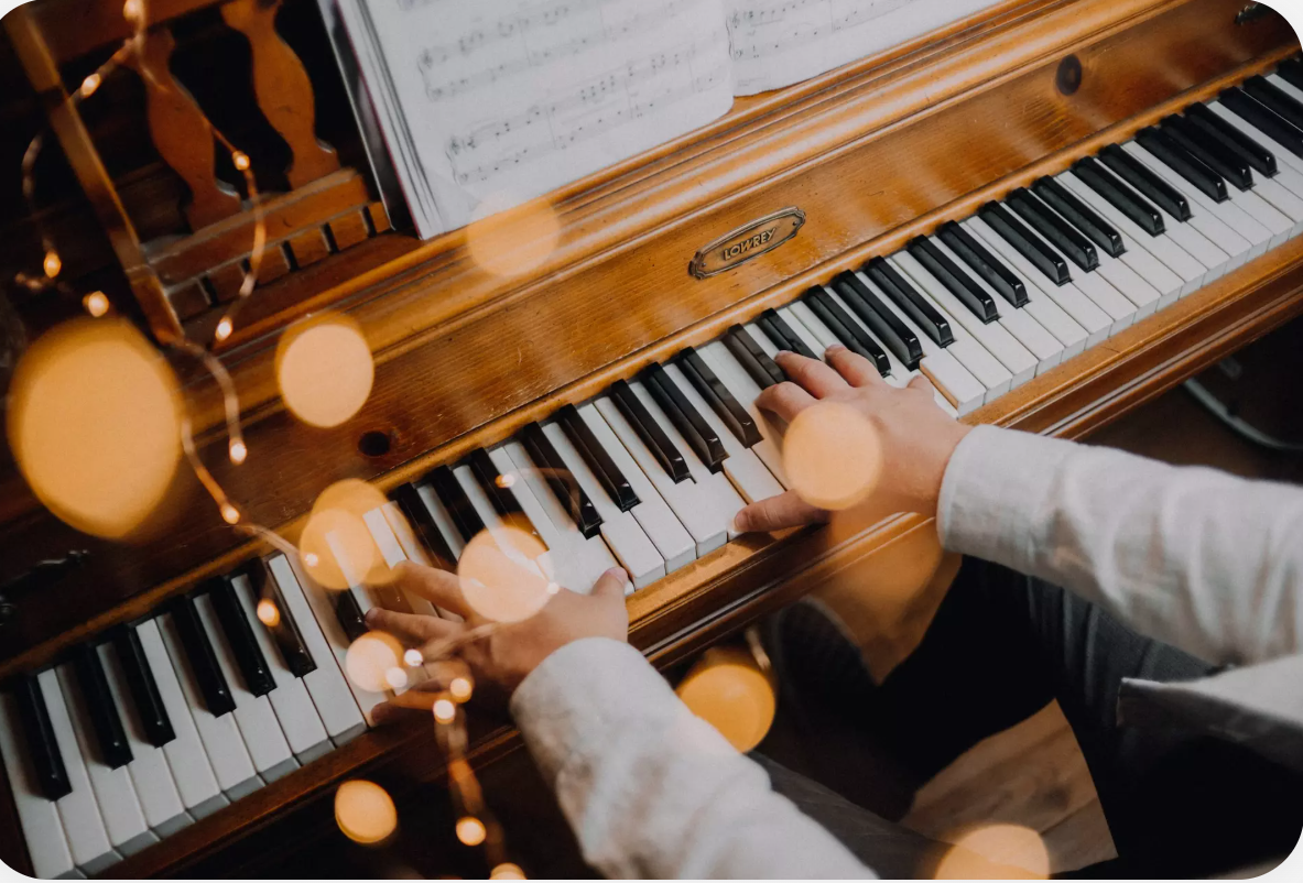 cilvēks spēlē klavieres