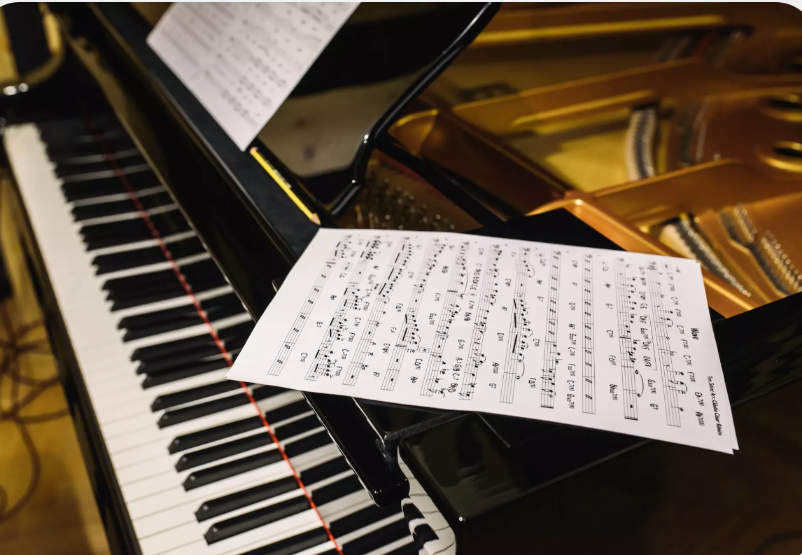 nošu lapa uz klavierēm