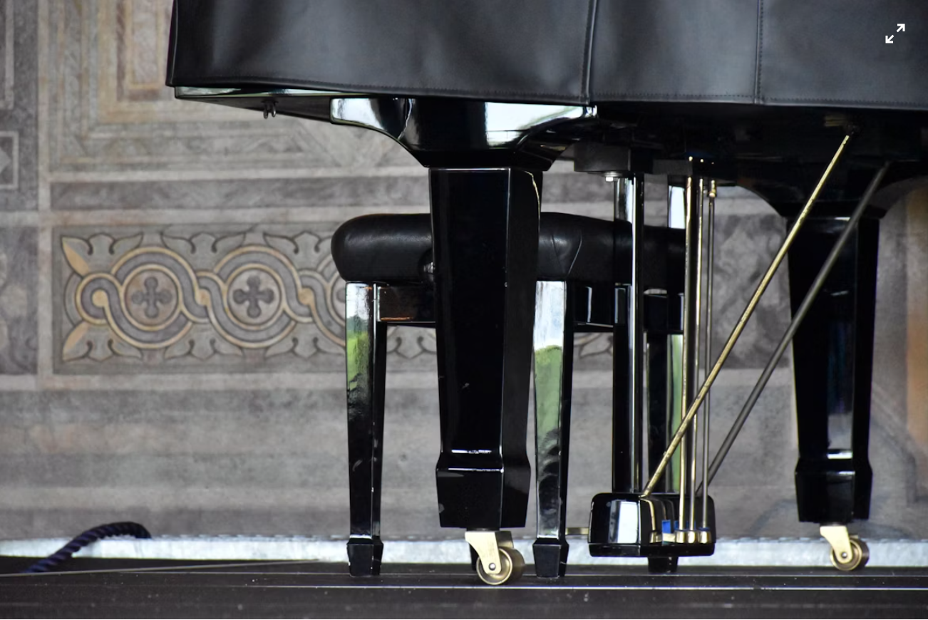 klavieres no apakšskata