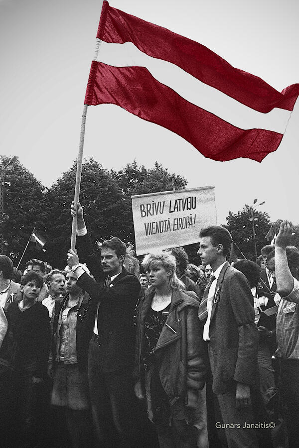 latvijas valsts karoga pacelšana pie brīvības pieminekļa