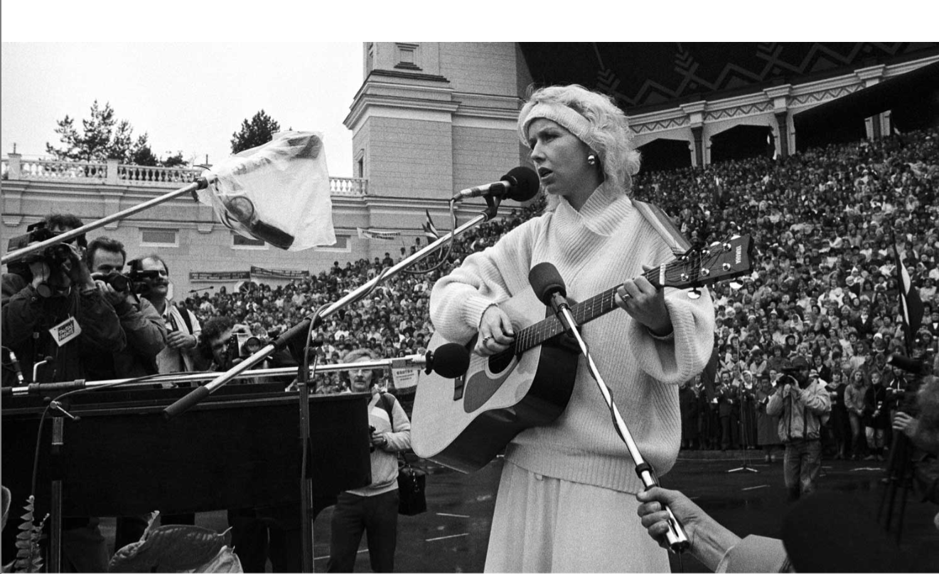 Ieva Akuratere dzied dziesmu “Manai tautai”.