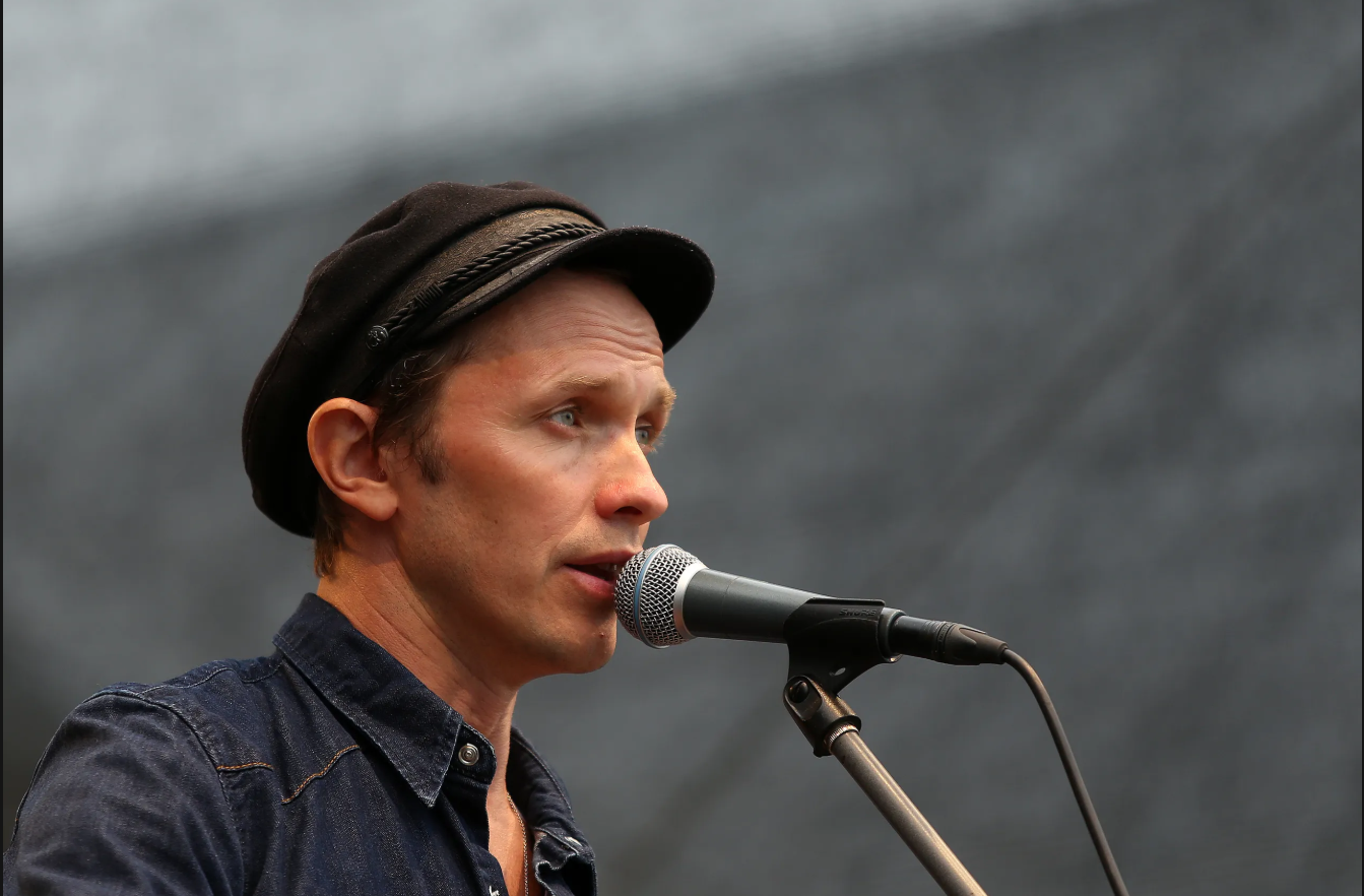 Renāra Kaupera uzstāšanās.