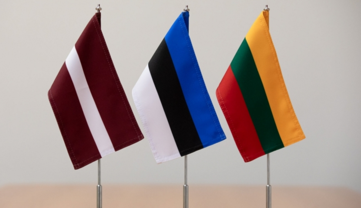 Latvijas, Igaunijas un Lietuvas karogi.