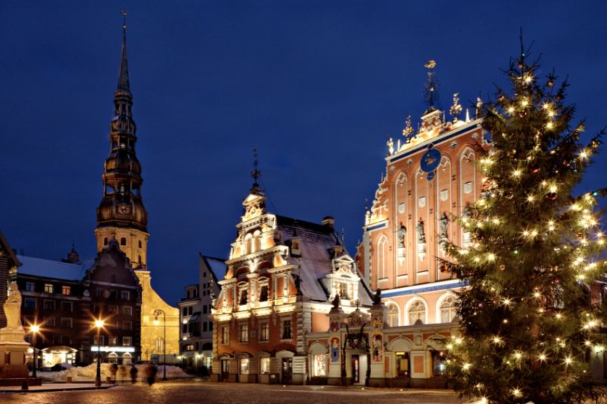 Ziemassvētku vakars pilsētā.