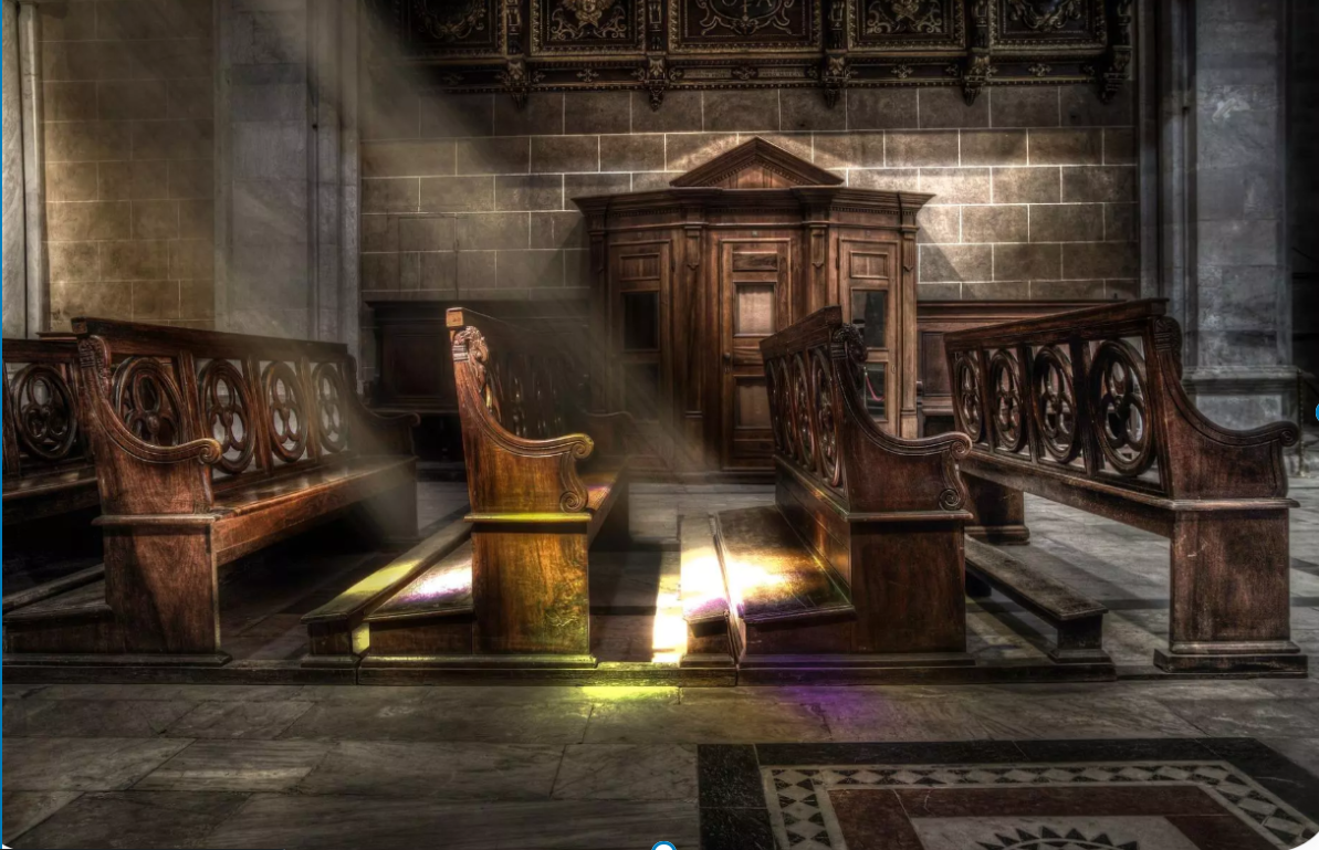 Saules gaisma krīt cauri logiem uz koka baznīcas soliem.