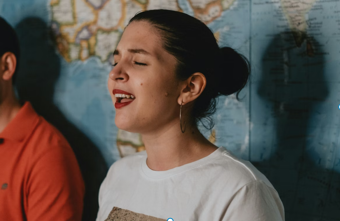 Jauna sieviete aizrautīgi dzied.