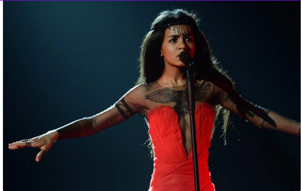 Aminata uzstājas uz lielās skatuves.