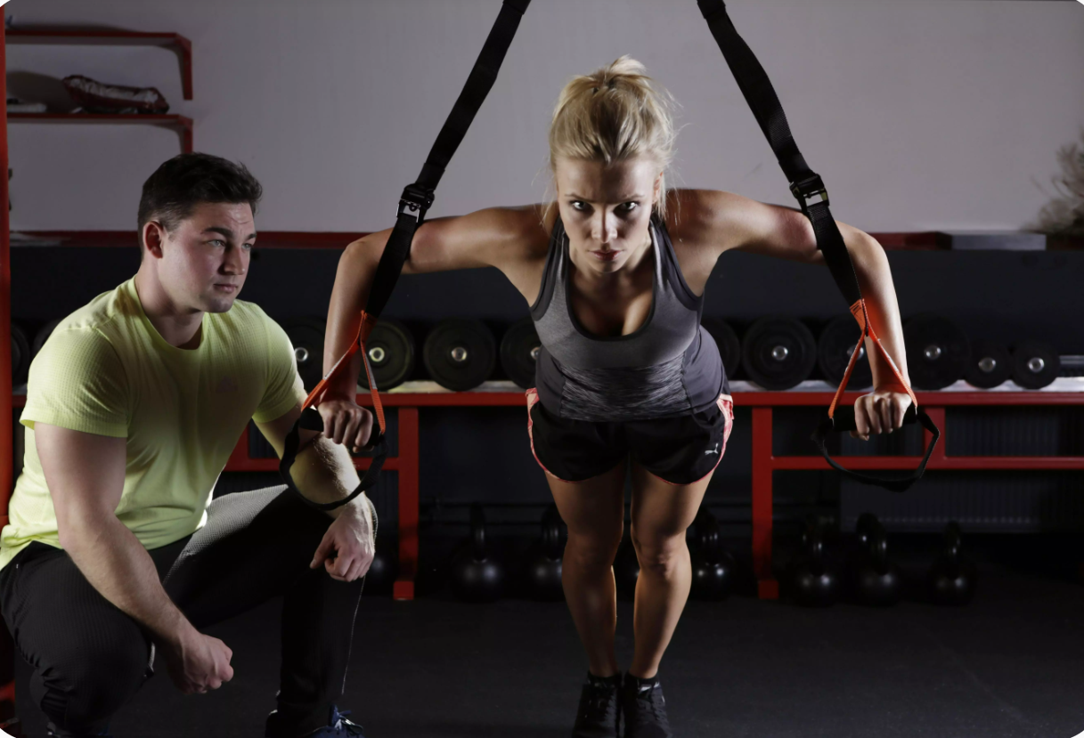 Sieviete veic fitnesa vingrinājumus.