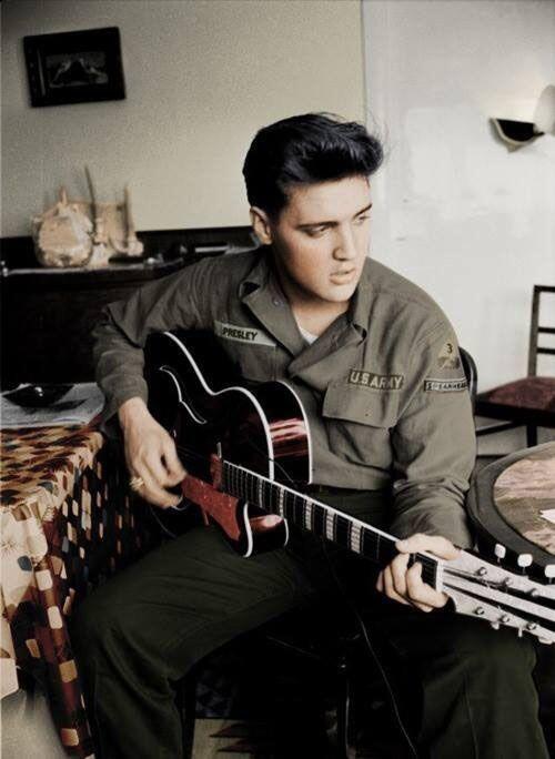 Elvis Preslijs spēlē ģitāru.