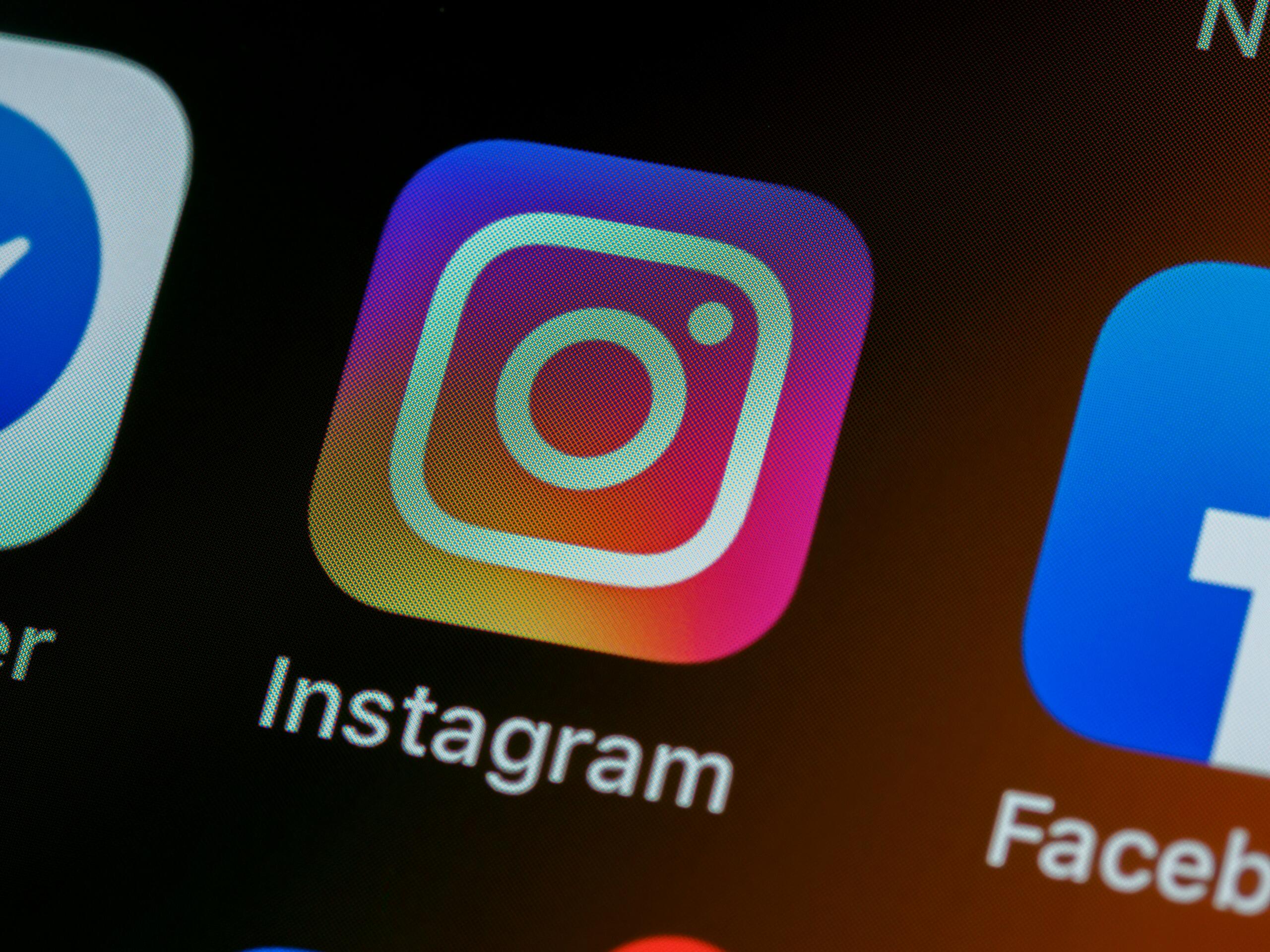 Viedtālruņa ekrāna tuvplānā ikona ar Instagram lietotni.