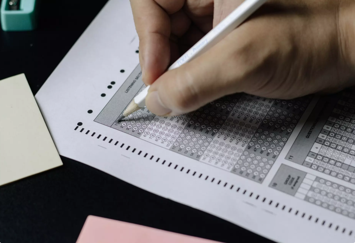 Students pilda testu.