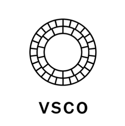 VSCO logotips – minimālistisks melns apļveida simbols ar uzrakstu “VSCO”.